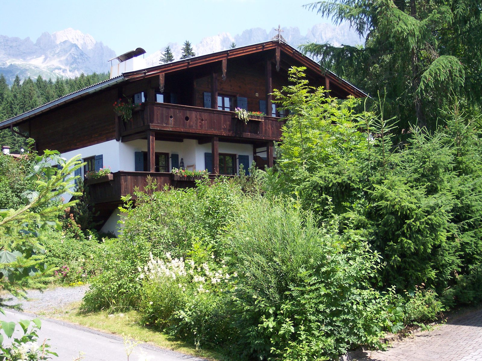 Haus Auf der Sonnseit im Sommer mit Blick auf den Wilden Kaiser